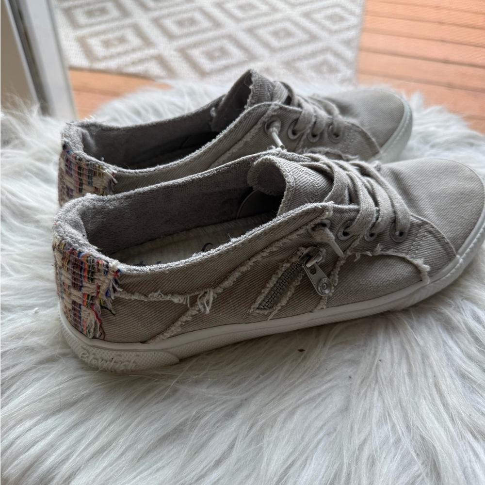 Blow Fish Trendy Gray Sneakers with Colorful Heel Accent